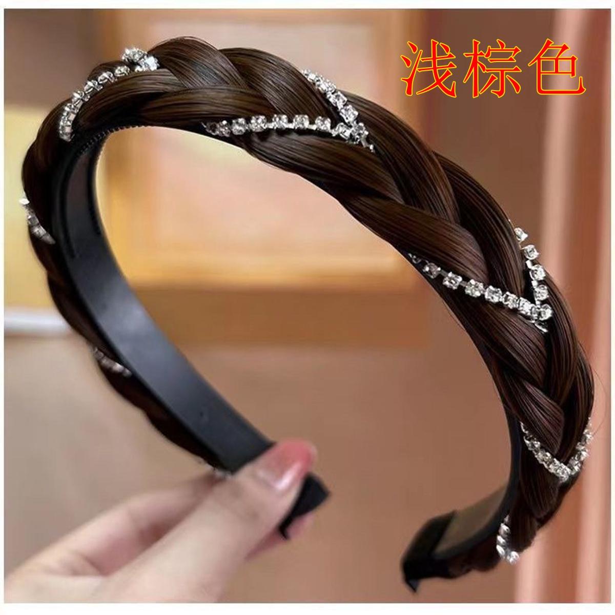 

Fashionable and Elegant Braided Headband with Rhinestones, Fishbone Braid Headband for Girls and Women, Versatile Daily Hair Accessory світло-коричневого кольору