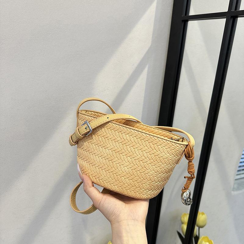 Summer high-end commuting niche mobile phone crossbody small bag women's new woven pattern bucket bag tide