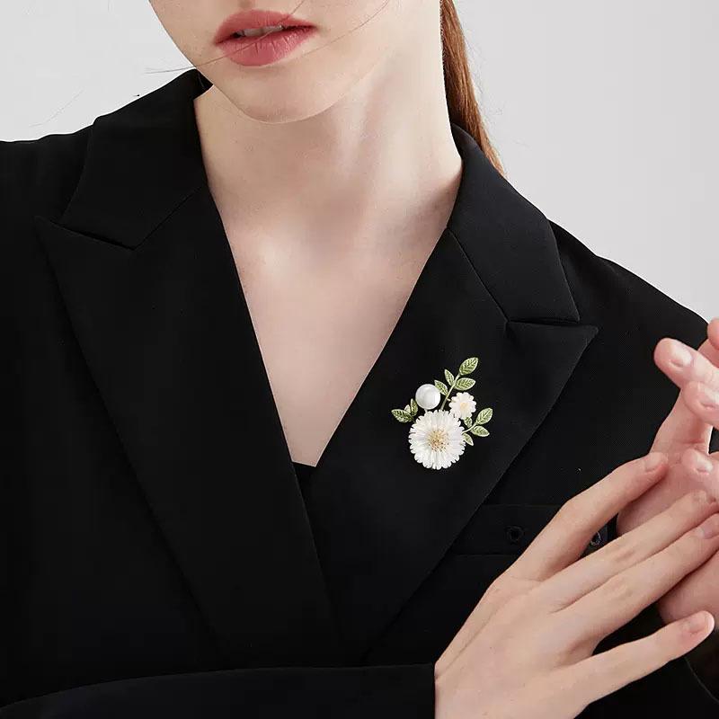 New small daisy brooch, high-end temperament flower pin, niche high-end corsage suit and accessories