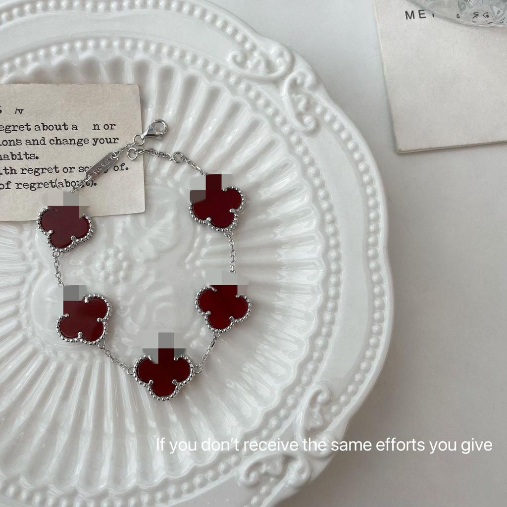 S925 Sterlingové stříbro Červený jetel Pěti-květinový Lehký luxusní náramek