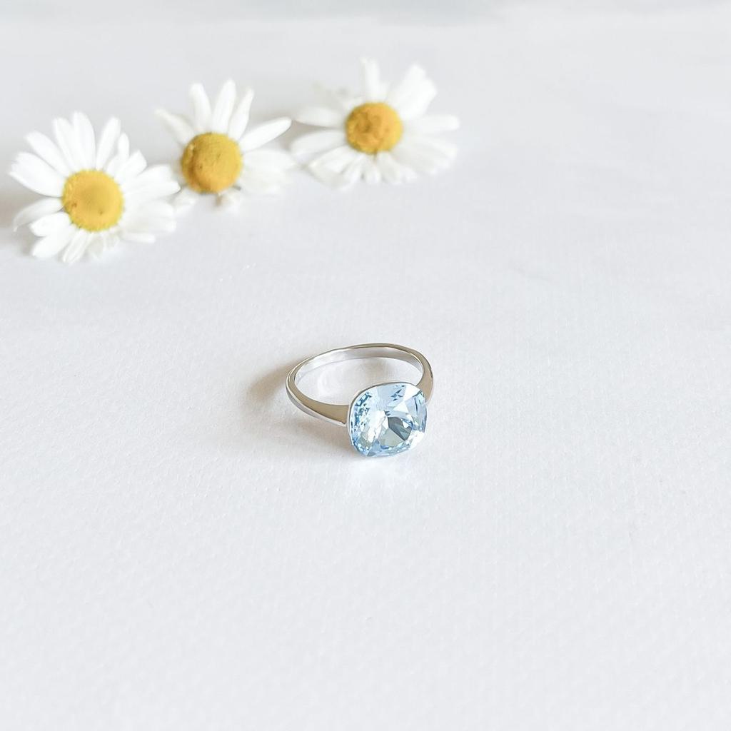 Серебряное кольцо с фианитами, вес изделия 3,02 гр (60001721)