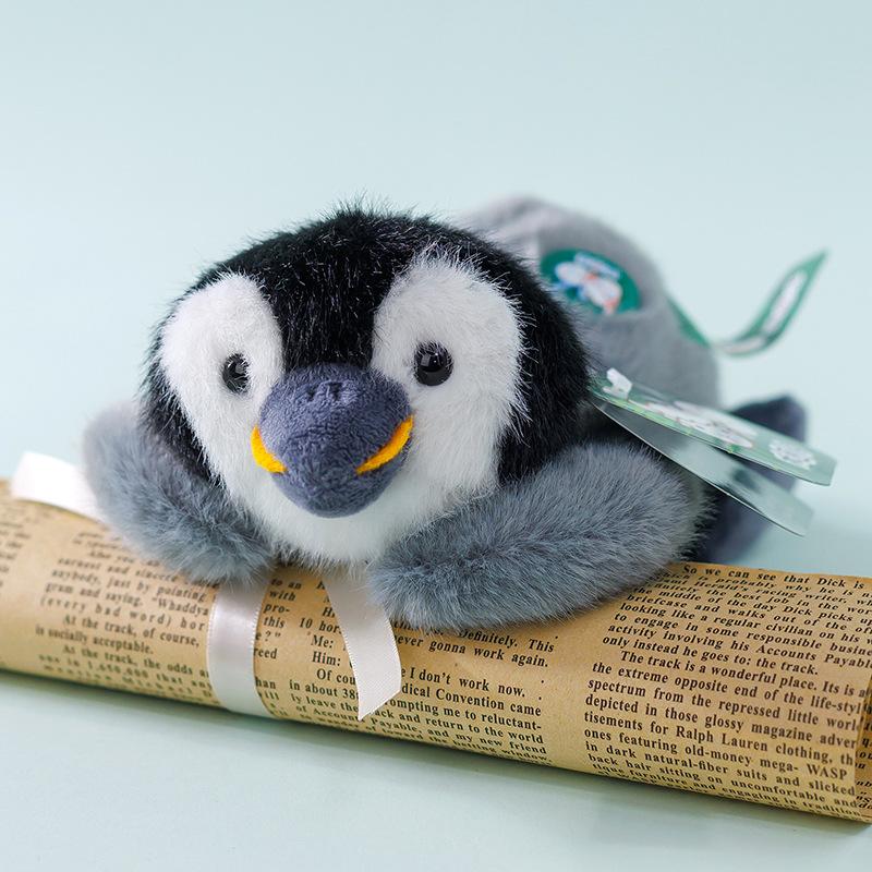 The new cute palm treasure, the little yellow duck doll doll, the car ornament accompanies the doll and gives children gifts.