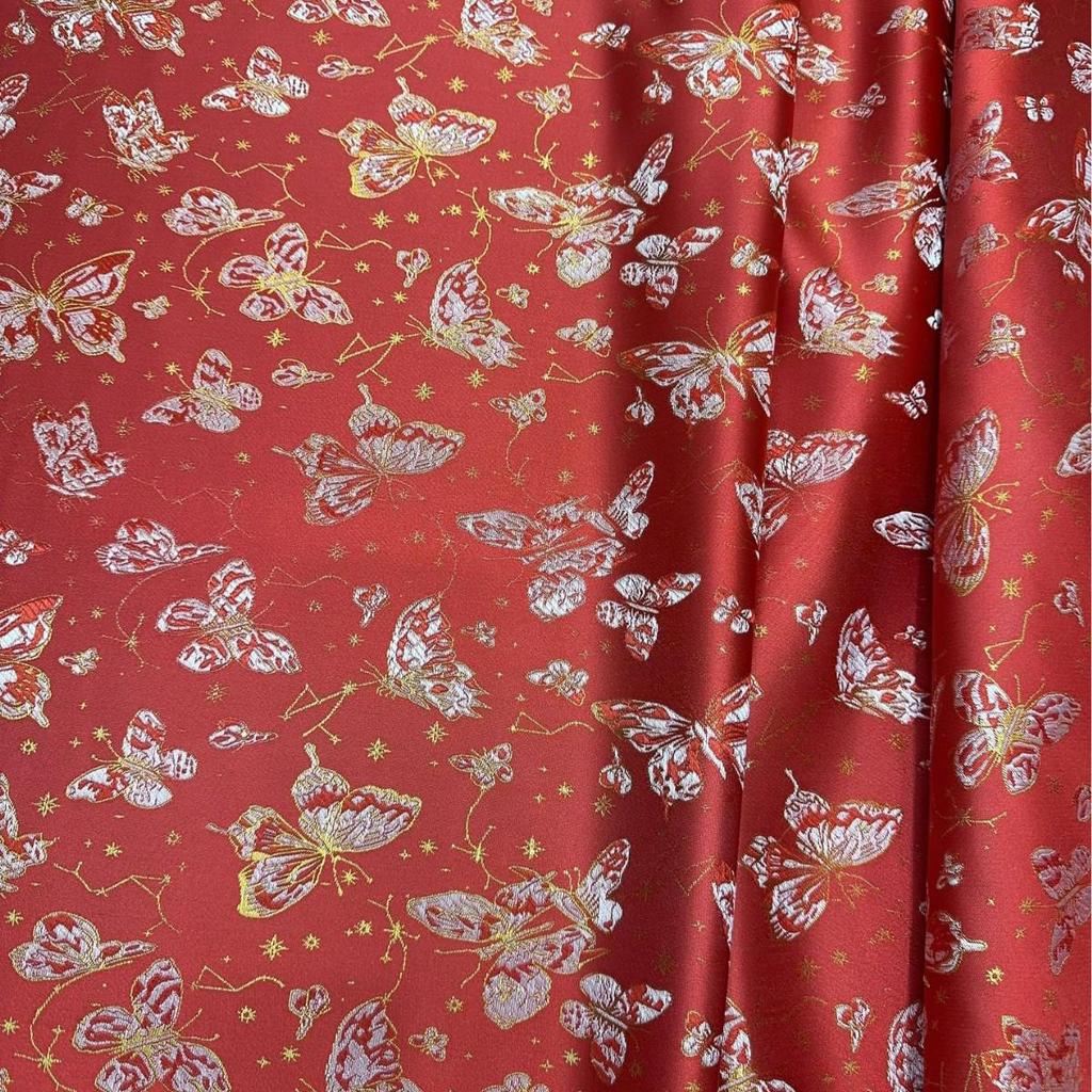 Ethnischer Jacquardstoff für Damen- und Kinderbekleidung in Rosa, Lila, Rot und Gold.