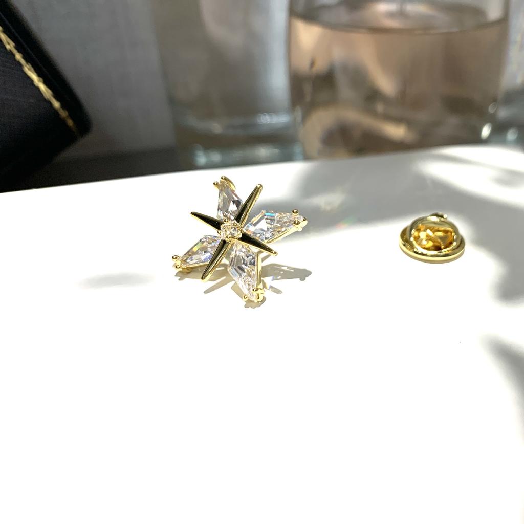 Heißverkaufende Kupferinlaid Zirkon Sternburst Brosche Cardigan Anti-Exposure Knopf Kreuz Zubehör Kragenpin