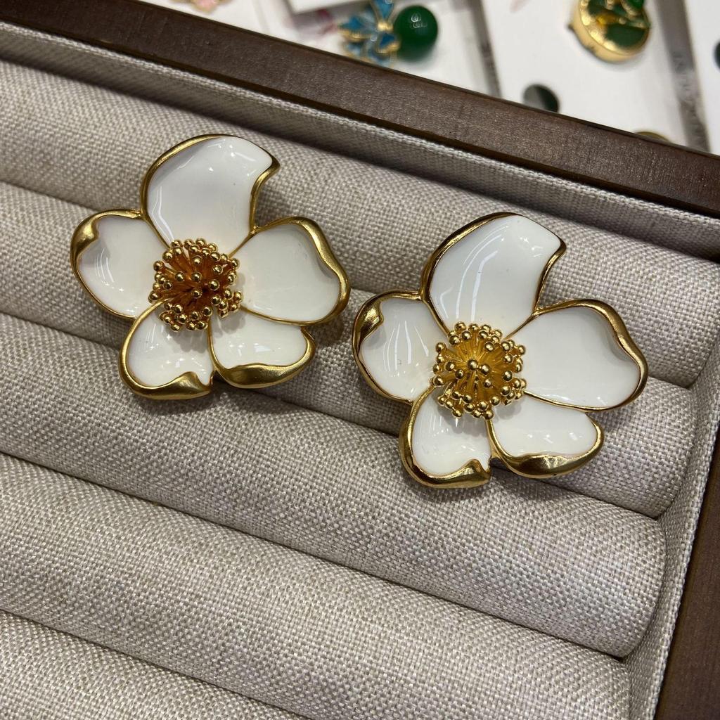 Silver Needle Camellia Drip Oil Earrings: Elegant French Retro White Flower Studs