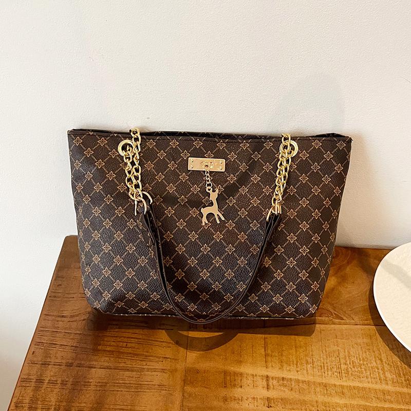 

Сумка-тоут в стиле ретро с геометрическим узором — вместительная сумка из искусственной кожи с металлической подвеской в виде оленя и цепочным ремешком для повседневного использования, сумка через плечо для поездок на работу и покупок