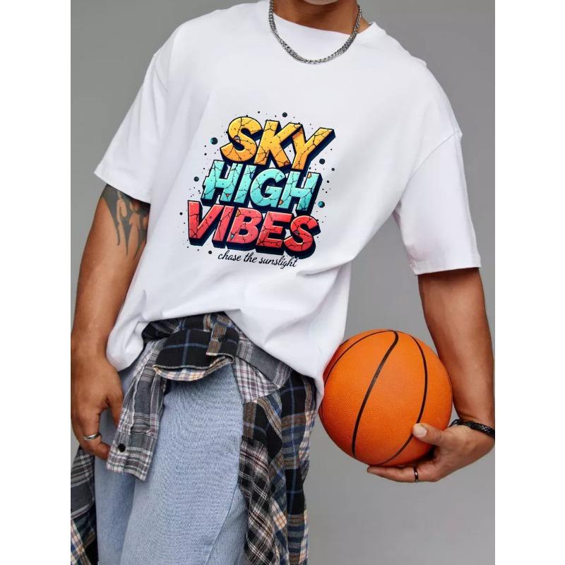 Sky High Vibes T-shirt Vit Färgstarkt Grafiskt Tryck med Texten Sky High Vibes och Chase The Sunlight för Vardagsbruk och Utomhusaktiviteter