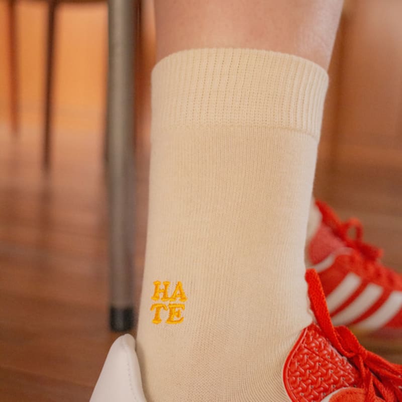 SNOOZY Lovehate Embroidered Socks (Beige)