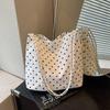 Torba Totebag w Kropki - Modna i Stylowa Jednoramienna Torba typu Bucket z Unikalnym Wzorem, Odpowiednia dla Osób Preferujących Małe Torby.