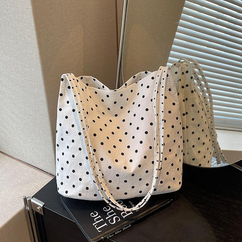 Torba Totebag w Kropki - Modna i Stylowa Jednoramienna Torba typu Bucket z Unikalnym Wzorem, Odpowiednia dla Osób Preferujących Małe Torby.