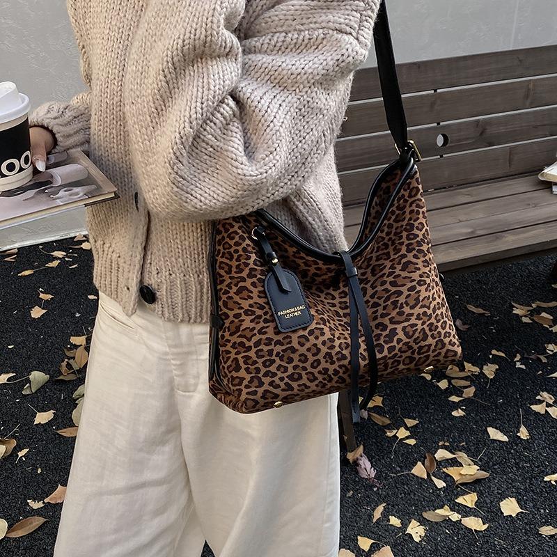 Autumn and Winter New Leopard Print Shoulder Armpit Bag Women's Retro High-end Sense Large-capacity Portable Tote Bag