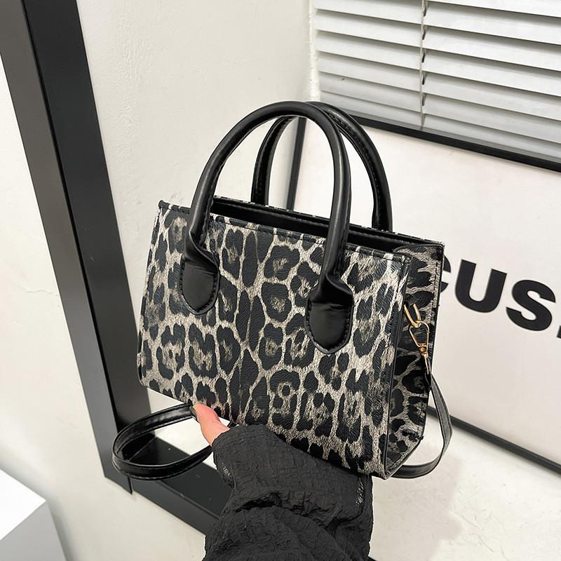 Stylish Fashionable Women's Handheld Small Bag Winter Trendy Retro Shoulder Bag