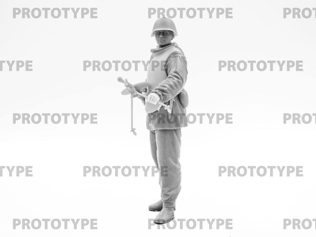 ICM WWII Soviet Army Assault Engineer Plastic Model 16013 1/16