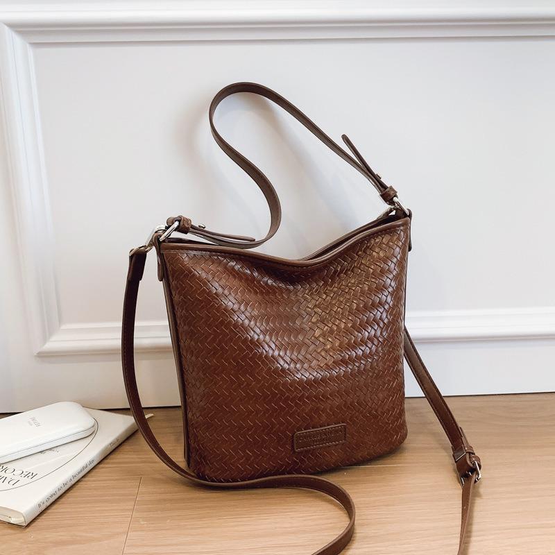 

Популярные сумки женские новые плетеные сумки-ведра под мышкой универсальные наплечные сумки-мессенджеры коричневый