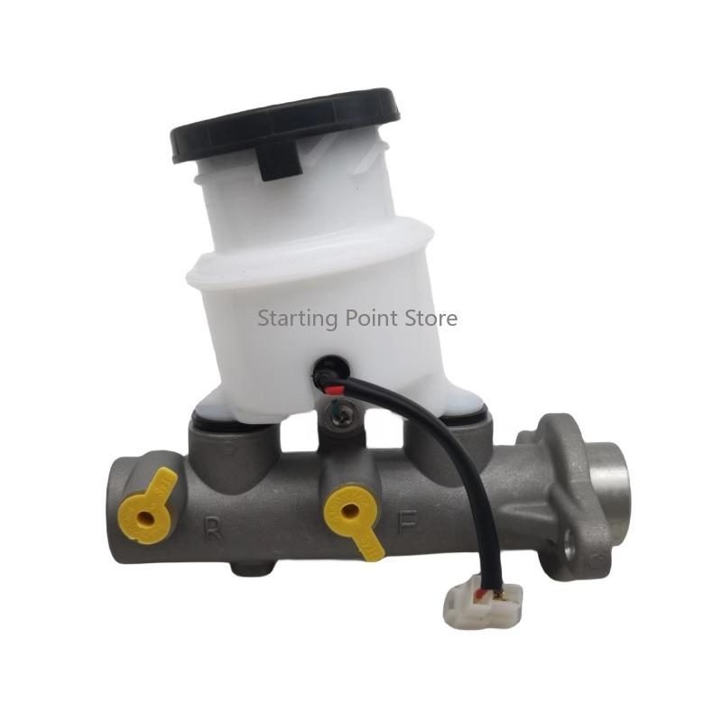 Suitable for Jiangling Baodian Baowei brake master pump Qingling Isuzu pickup brake master pump brake master cylinder Left oil hole