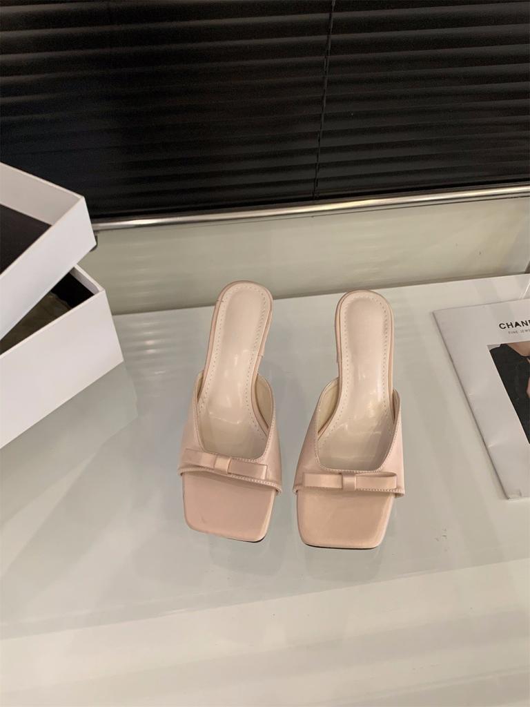 Dicker Absatz High Heels Französische kleine coole Slipper Feenschuhe Oberbekleidung 2025 Sommer Temperament Satin Schleife Sandalen