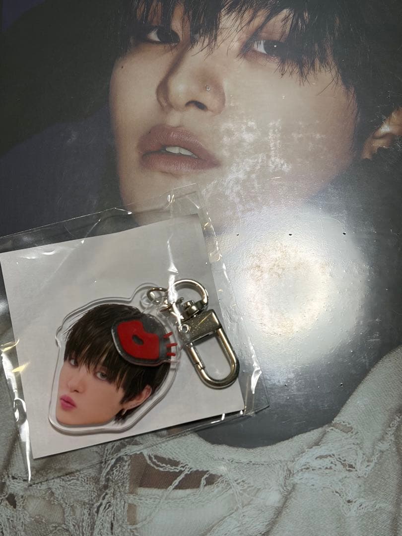 [USED] Treasure Jihoon PULSE ON POPUP Face Acrylic Keychain with CD