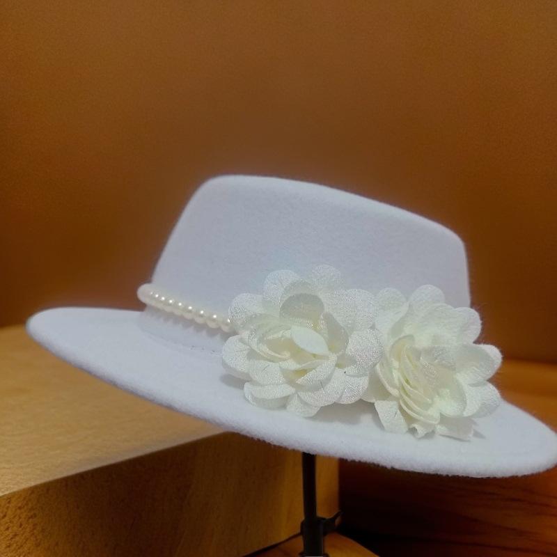 French British retro Hepburn style flower pearl imitation woolen top hat female autumn and winter face small flat top hat self-operated