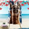 Flauschiges Lama mit blauem Himmel Ein Muss für Strandreisen