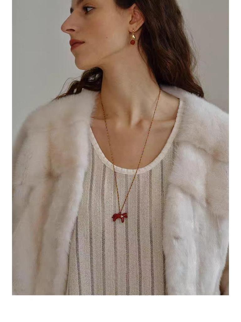 Chic Pony Pendant Necklace: Stylish and Unique Design for Women