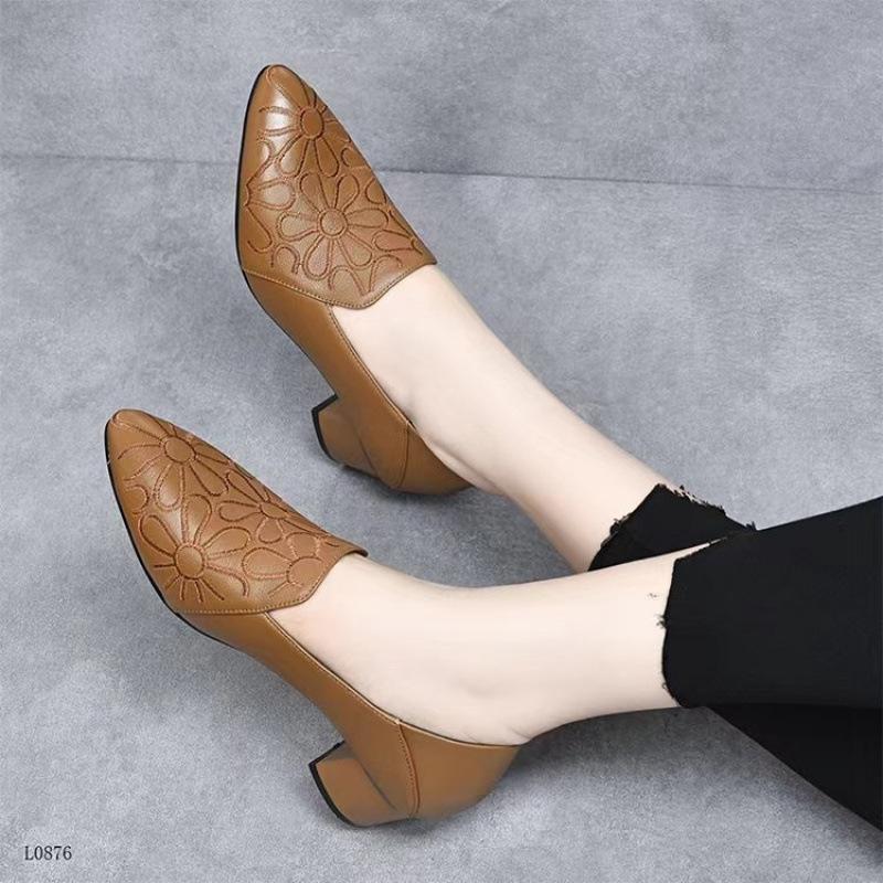 Spitze Einzel-Schuhe mit weicher Sohle Damen mittlerer Absatz 2025 Herbst neu bestickt Pendler Damen Schuhe bequem dicker Absatz weiches Leder Mutter Schuh