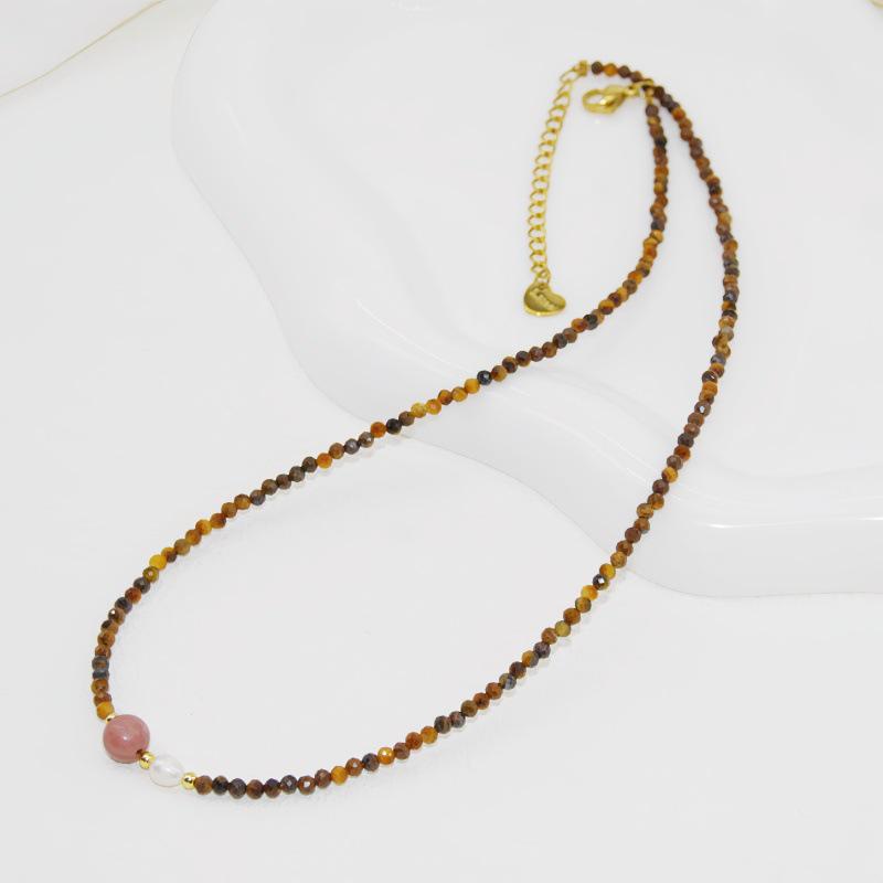 Popularny naszyjnik choker w stylu Maillarda z naturalnego kamienia, perły i tygrysiego oka, z różowymi i różanymi koralikami