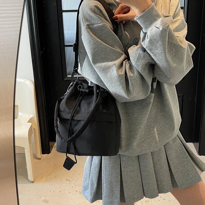 Large-capacity casual bucket bag women's 2025 new casual messenger bag foreign personality lightweight shoulder armpit bag