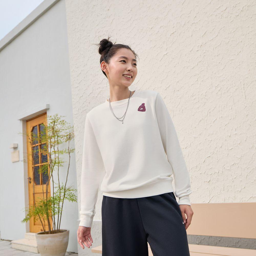 Nike Sweatshirts Women s White Crew Neck Moderate Regular S