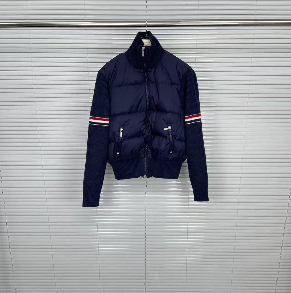 Neuer College-Stil Stehkragen Strickjacke mit farbigen Ärmeln und Füllung aus weißen Entendaunen