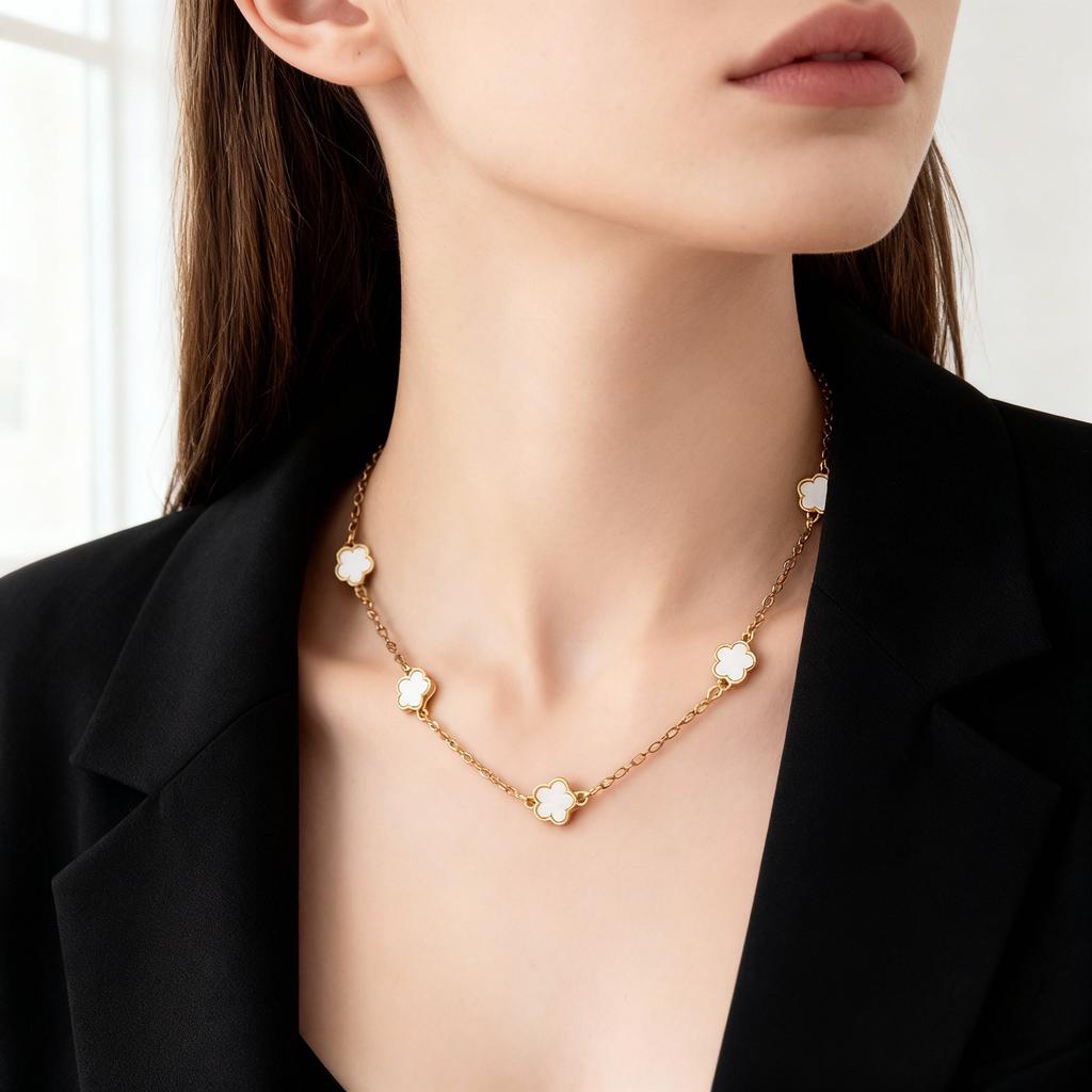 Chaîne Collier Fleur de Trèfle à Cinq Feuilles Porte-Bonheur pour Femmes Élégant Collier Fleur Noire Réglable Bijoux Esthétiques pour Fête Cadeaux