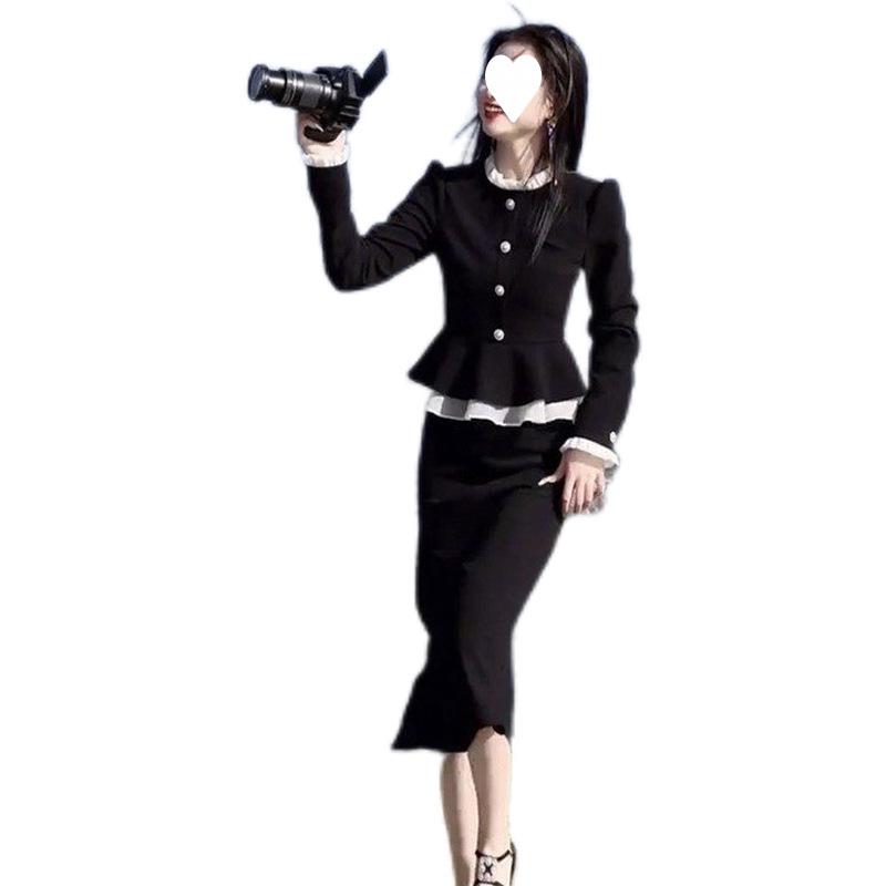 Schwarzes Damenoberteil mit Stehkragen, das den Bauch bedeckt - Mode Frühling/Herbst 2025