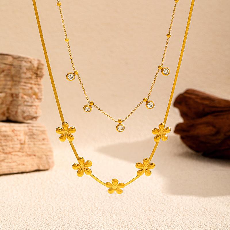 European and American light luxury flowers are stacked with titanium steel necklaces, and gold stainless steel sweater chains do not fade. Advanced