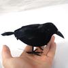 Ornamento di Halloween con Piuma di Corvo Nero: Oggetto Floccato per Decorazione Horror