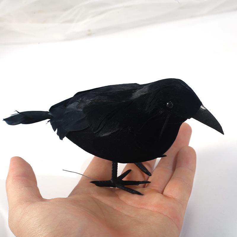 Ornamento di Halloween con Piuma di Corvo Nero: Oggetto Floccato per Decorazione Horror