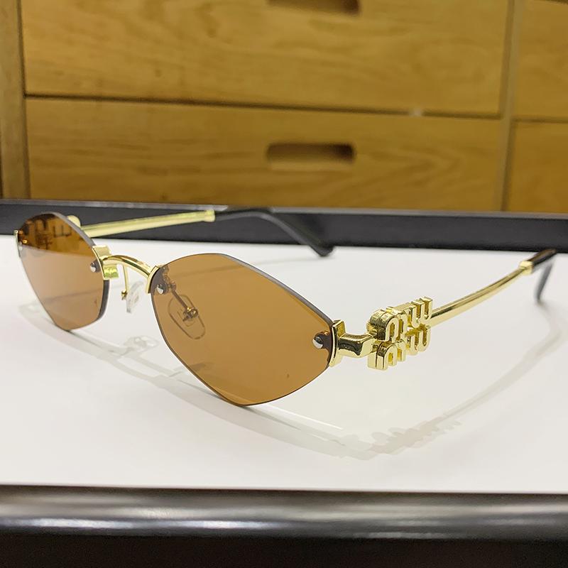 

Модные многоугольные маленькие оправы ретро солнцезащитные очки для женщин металлические без оправы модные солнцезащитные очки 90292 коричневый