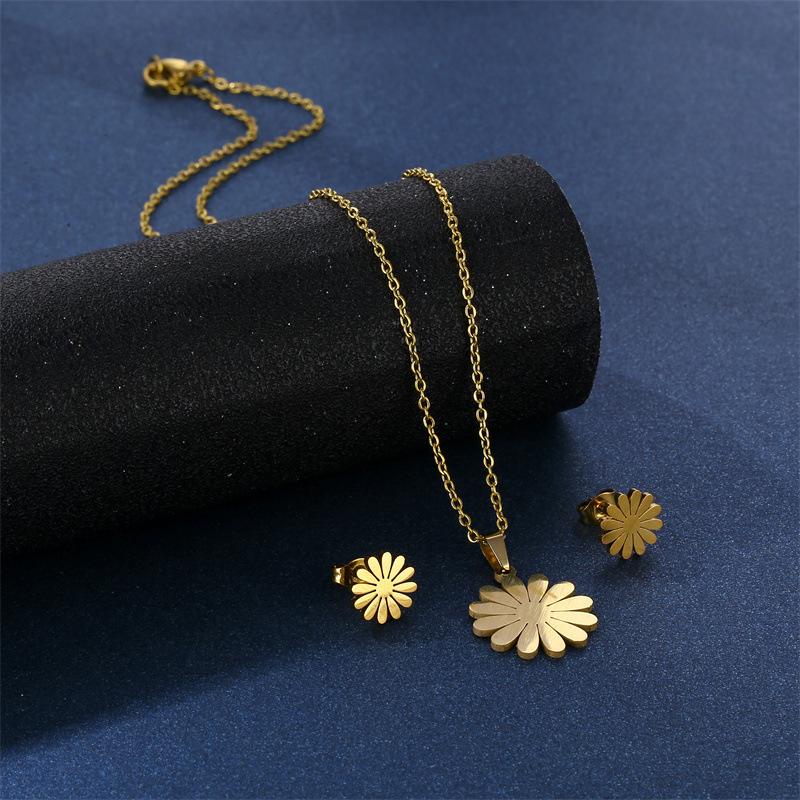 Sweet Gold Color Daisy Flowers Charms Chain Choker Necklaces For Women Stainless Steel New Fashion Upscale Jewelry