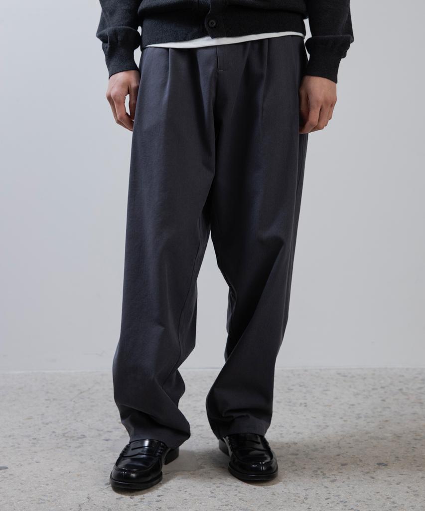 PYEON MA Two Tuck Banding Chino – Charcoal