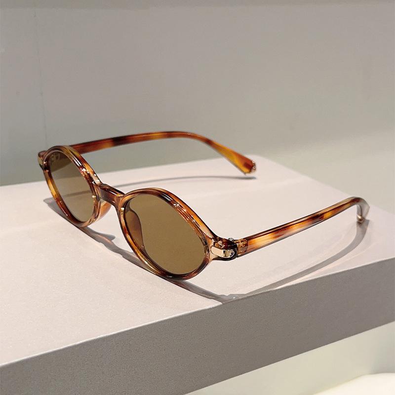 New Small Frame Vintage Rhombus Sunglasses Women For Men Luxury Brand Designer Sun Glasses Punk Popular Rivet Outdoor Eyeglasses