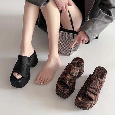 Sandali con zeppa stampa leopardo da donna, nuovi per primavera ed estate, da indossare all'aperto, con plateau plissettato, antiscivolo, tacco alto, freschi, striscianti