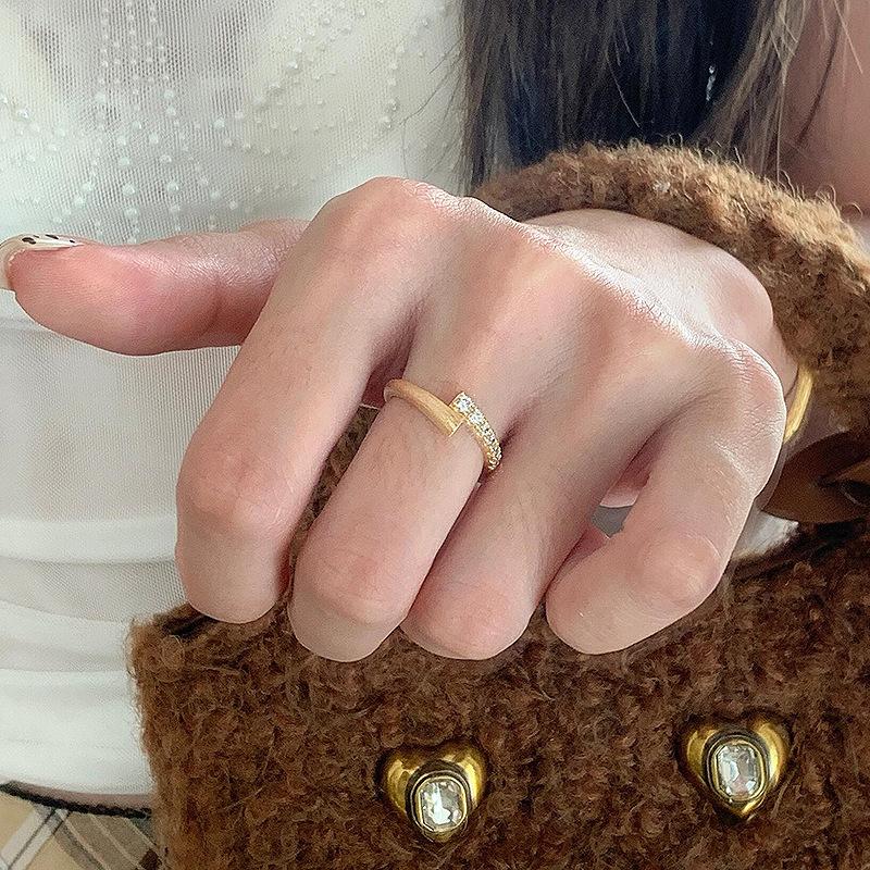 Vintage Simple Style Wire Drawing Rings for Women Light Luxury Fashion Inlay Diamonds Ring Party Wedding Fine