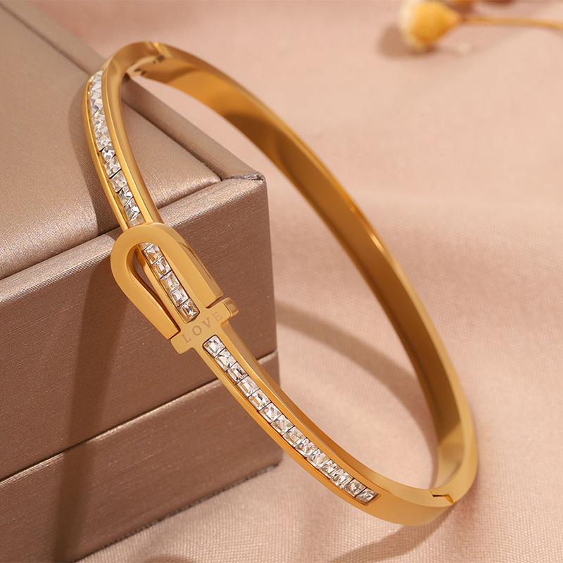 Hot-selling titanium steel bracelet, girls' high-end sense of fashion, popular light luxury in Europe and the United States, Gypsy star love diamond