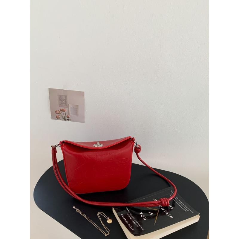 

New small square bag simple niche design shoulder bag women s solid color leather lock type messenger mobile phone bag красный