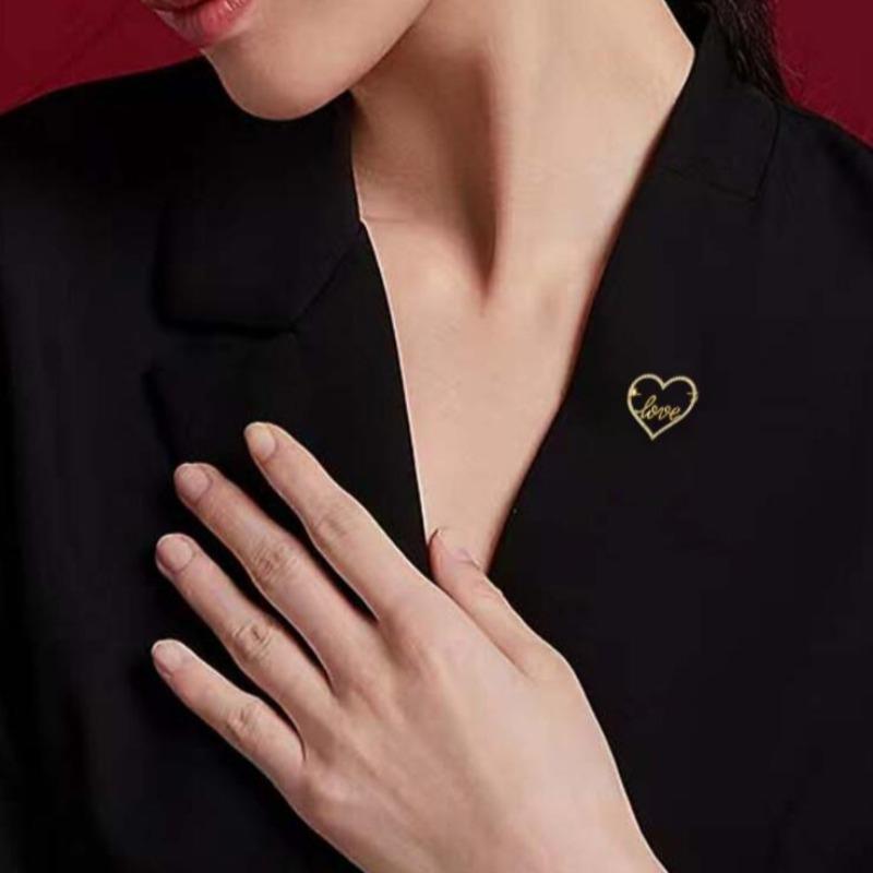 Modische Herz-Buchstaben-Strass-Broschen für Damen Exquisites Design Anstecknadel Kleiderabzeichen Corsage Schmuckzubehör