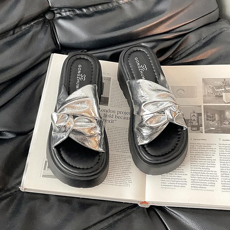 French Retro Kinky Thick-soled Heightening Cool Slippers Women's 2025 Summer New Versatile Skirt One-word Sandals