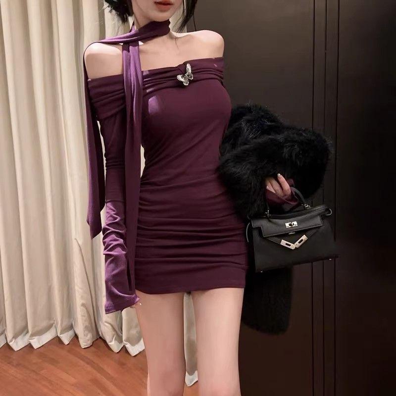 Dámské podzimní fialové šaty s jedním ramenem, halterovým výstřihem, dlouhým rukávem, štíhlým pasem a přiléhavou sukní