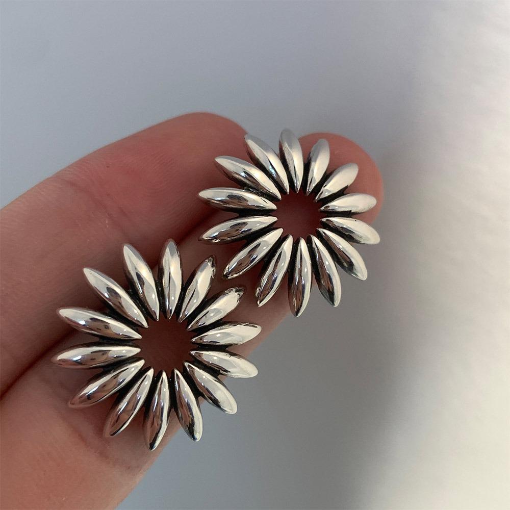 Exaggerated Floral Stud Earrings Elegant Retro Earrings Stylish Statement Jewelry  for Women