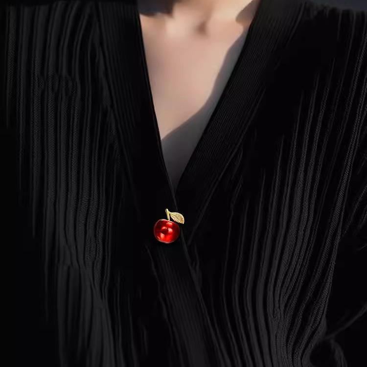 Small Red Apple Brooch, High-End Female Niche Design, High-End Corsage Summer Pin, Fixed Clothes, Anti-Light Buckle