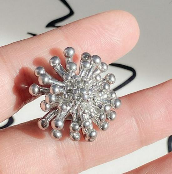 

Брошь-круассан в корейском стиле серебристого цвета для женщин - Уникальный значок с дизайном фейерверка