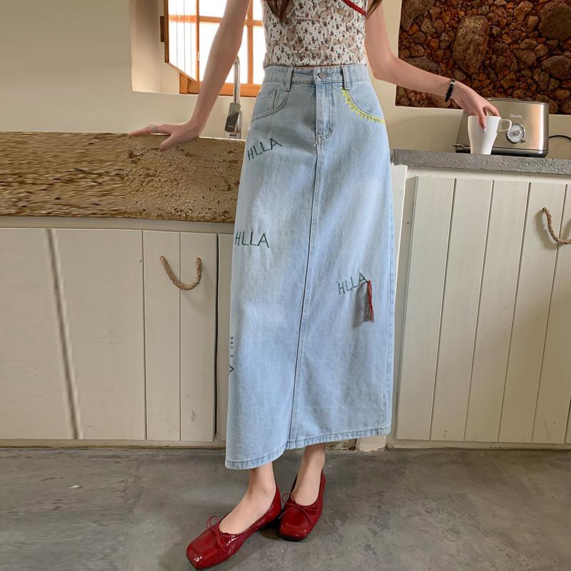 

2025 Женская джинсовая юбка А-силуэта светло-голубого цвета с высокой талией, вышитыми буквами и разрезом Small