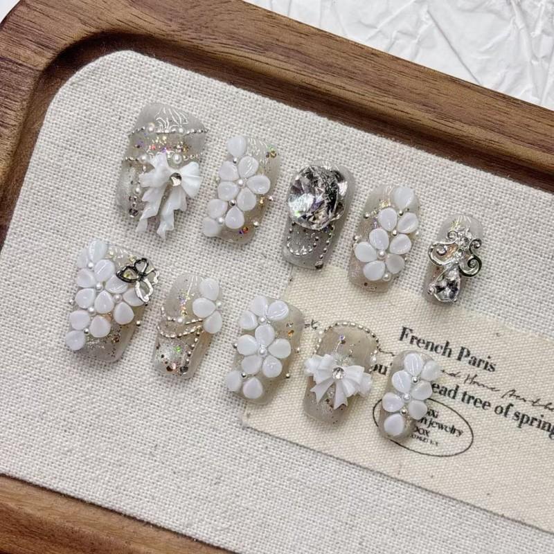 Hand-Painted White Floral Nail Art Tips Short Almond Shape Press-On Nails Women Girls Medium
